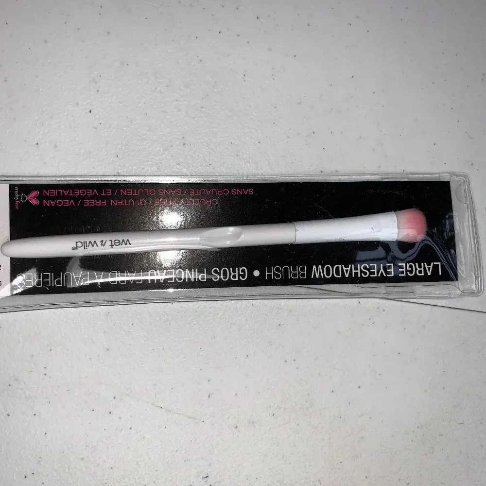 *Free Gift* Wet 'N Wild Large Eyeshadow Brush